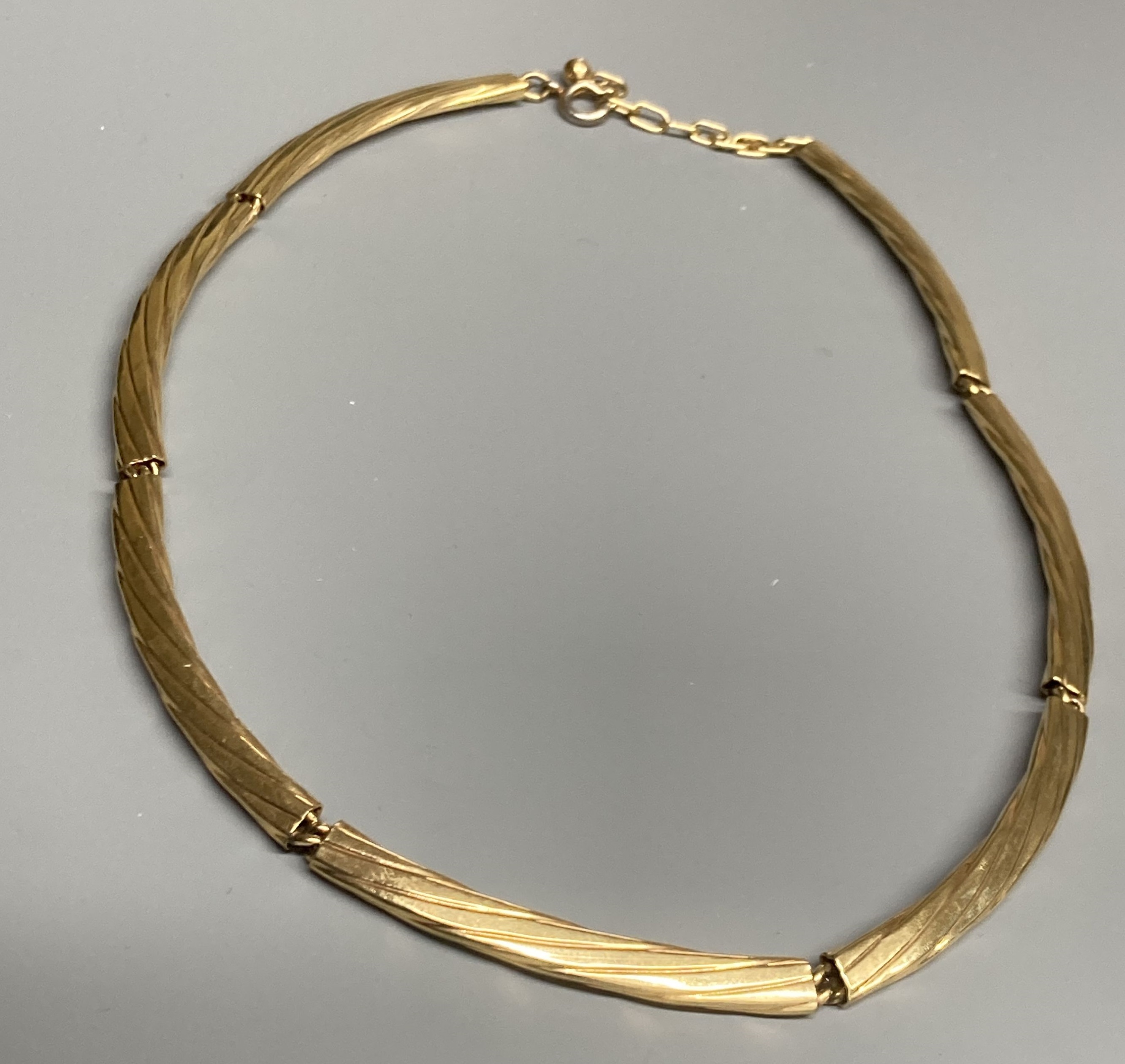 A modern 9ct gold curved link necklet, approx. 38cm